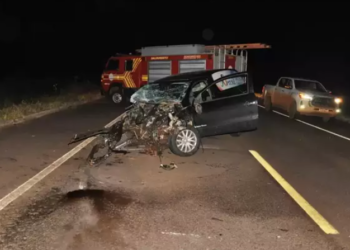 Levando corpo a velório, motorista de funerária bate em antas, colide em veículo e morre