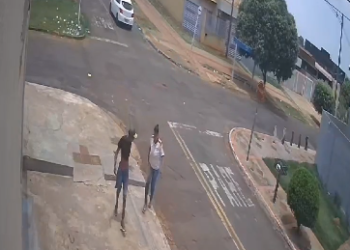 VÍDEOS: Moradora tem bicicleta elétrica furtada em plena luz do dia por casal, no Marcos Roberto