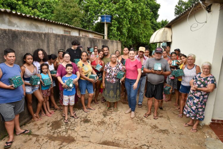 FAC realiza distribuição de panetones para famílias em situação de vulnerabilidade