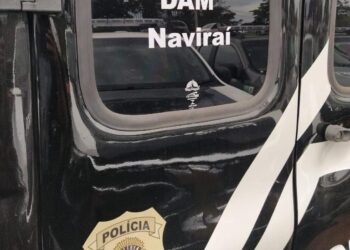 Homem é preso por tentar matar esposa, por ciúmes, a golpes de martelo na cabeça