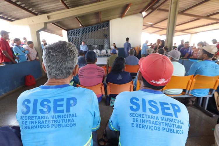 Prefeitura entrega uniformes e itens de proteção a servidores que cuidam da limpeza da Capital