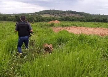 Em menos de 1 hora após homem arremessar xícara no rosto da esposa, polícia o prende