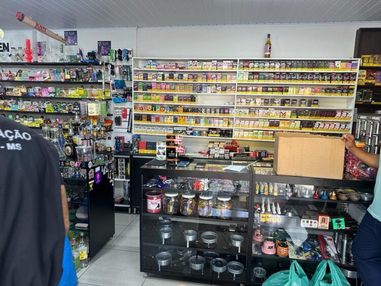 Proprietário de tabacaria é preso por diversos cigarros eletrônicos ilegais, na Capital