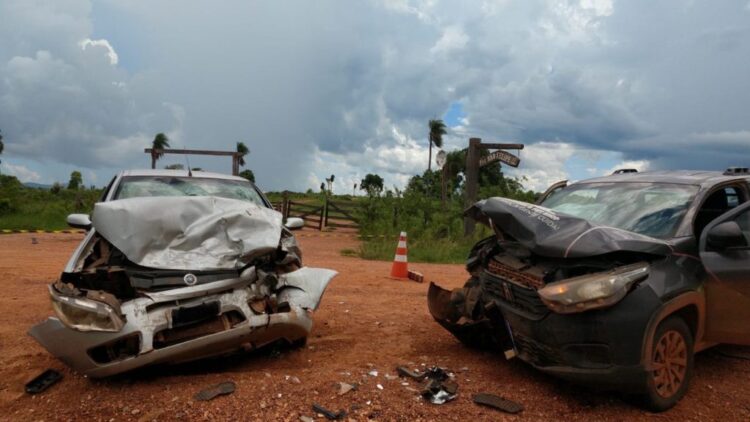 Uma pessoa morre e duas ficam feridas em colisão frontal entre picape e Palio, na MS-382