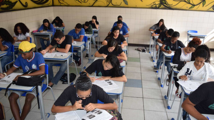 MEC prevê pagar a aluno do ensino médio bolsa de até R$ 9,2 mil em 3 anos