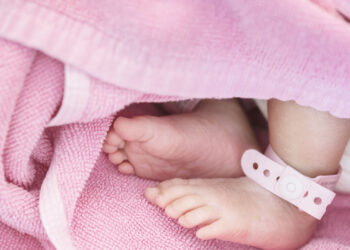 Corpo de bebê prematuro é jogado por engano no lixo de hospital
