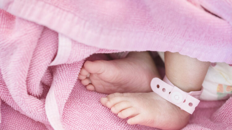 Corpo de bebê prematuro é jogado por engano no lixo de hospital