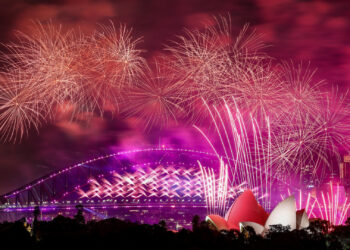 Com fogos e festas, já é 2024 em parte do mundo