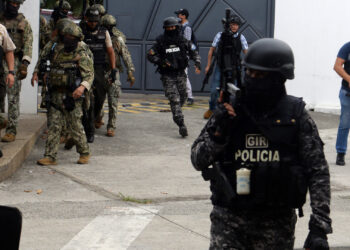Dia de terror provoca pânico e deixa ruas desertas no Equador