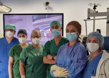 Médicos removem tumor de 50 quilos do abdômen de mulher na Itália