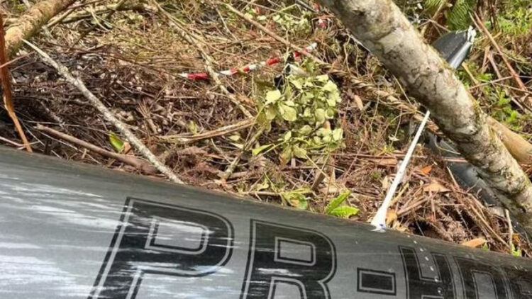 Corpos das 4 vítimas de queda de helicóptero são retirados da mata