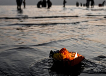 Pais afogam filho em rio para o curar de um câncer e a criança morre