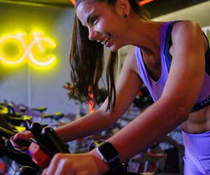 Conheça 5 benefícios da bike indoor para a saúde da mulher