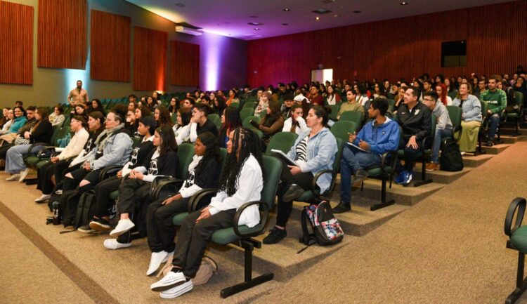 Curso preparatório gratuito para o Enem 2024 começa com aulão no próximo sábado