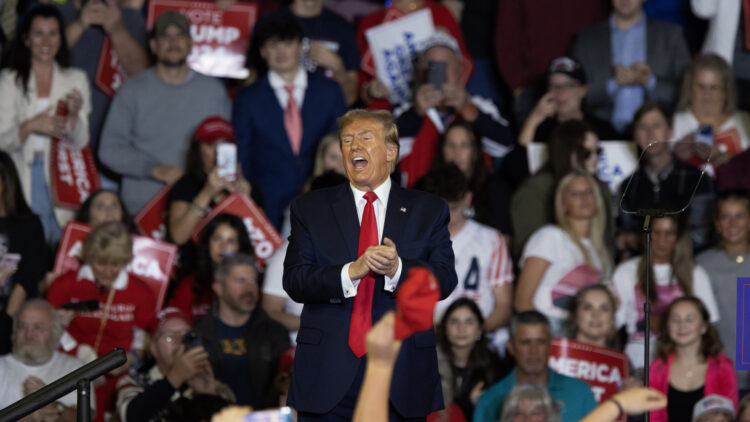 EUA: Trump fará “operação de deportação” maciça de imigrantes se vencer