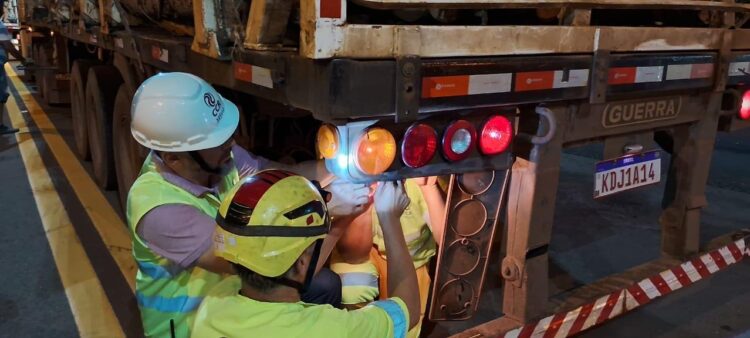 Caminhoneiros são beneficiados em ação de segurança viária na BR-163, em Campo Grande