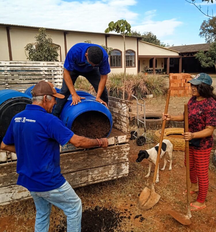 Prefeitura entrega mais de  600 toneladas de adubos para a agricultura familiar
