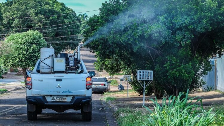 Cinco bairros têm o combate ao Aedes Aegypti reforçado com o uso do Fumacê
