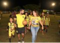 Atletas e escolinhas de futebol comemoram iluminação no Campo da Moreninha II