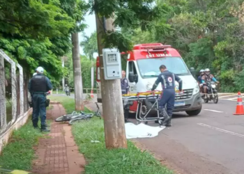 Mulher morre ao cair de bicicleta elétrica e bater a cabeça, na Avenida Ernesto Geisel