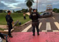 Condutor bate, arranca semáforo e capota VW Gol em frente ao Aeroporto Internacional
