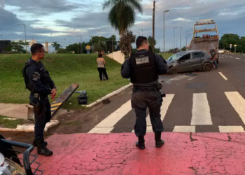 Condutor bate, arranca semáforo e capota VW Gol em frente ao Aeroporto Internacional