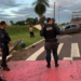Condutor bate, arranca semáforo e capota VW Gol em frente ao Aeroporto Internacional