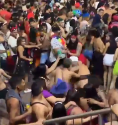 VÍDEO: Briga generalizada envolve até mulher contra homem em bloco de Corumbá