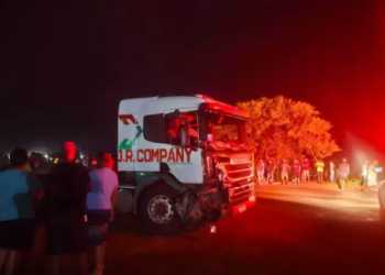 Uno faz ultrapassagem perigosa, colide em carreta e dois morrem, em Ribas do Rio Pardo