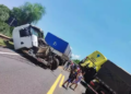 Uma pessoa morre e cerca de 20 se ferem em colisão entre 2 carretas e ônibus, em MS
