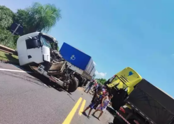 Uma pessoa morre e cerca de 20 se ferem em colisão entre 2 carretas e ônibus, em MS