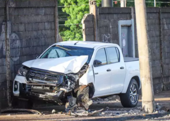 Polícia procura condutor que bateu Hilux em subestação de energia e sumiu