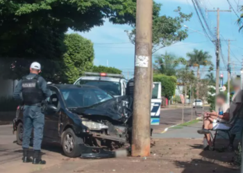 Voltando do trabalho e ainda com purpurina, rapaz colide carro em poste e recusa socorro