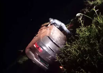 Após perseguição policial, ladrão capota Citroen C4 roubado e foge, na MS-164