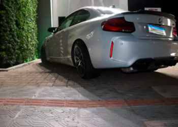 Condutor de BMW que pode custar até R$ 670 mil abandona o carro ao bater em poste