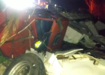 Colisão entre carretas deixa motorista morto, após ele ficar preso embaixo de cabine
