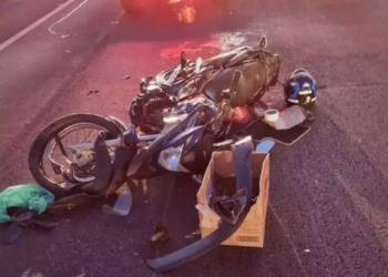 Casal fica em estado grave, após colisão entre moto e Fiat Toro, na BR-262