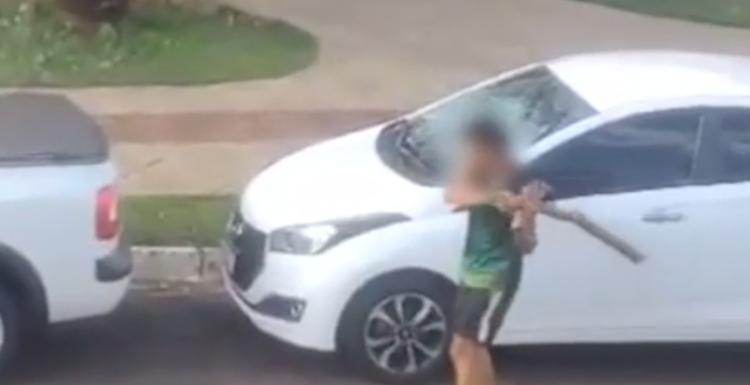 Advogada tem para-brisa do carro quebrado por desconhecido, no Jardim dos Estados