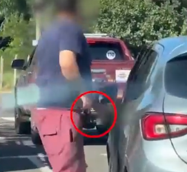 Após ser fechado, motorista desce do carro com arma em punho na Ricardo Brandão