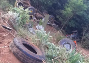 Casal desvia de anta, capota caminhão e é socorrido por Samu na MS-427