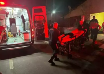 Rapaz é baleado 4 vezes na frente de casa por motociclista, em Três Lagoas