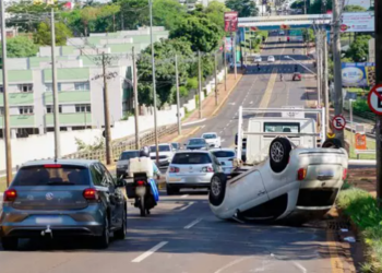 Condutora capota Fiat 500 e o “abandona” na Avenida Ceará, em frente à Uniderp
