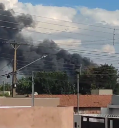 VÍDEO: Incêndio em terreno com materiais recicláveis assusta população do Caiobá