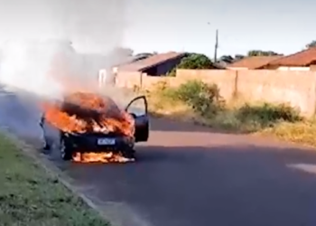 Moradores flagram Fiesta sendo tomado pelo fogo e proprietário não foi localizado