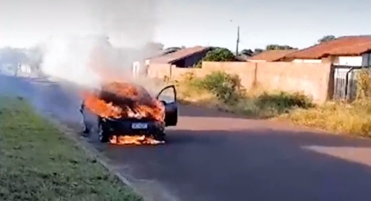 Moradores flagram Fiesta sendo tomado pelo fogo e proprietário não foi localizado