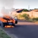 Moradores flagram Fiesta sendo tomado pelo fogo e proprietário não foi localizado
