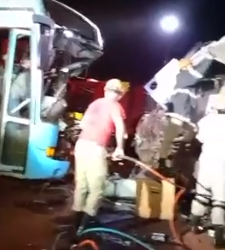 Colisão frontal entre ônibus e caminhão deixa três pessoas feridas em MS