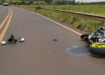 Jovem com “moto potente” perde o controle na MS-156, bate em guard-rail e morre