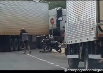 Motociclista fica em estado grave, após colidir em caminhão, na Avenida das Cafezais