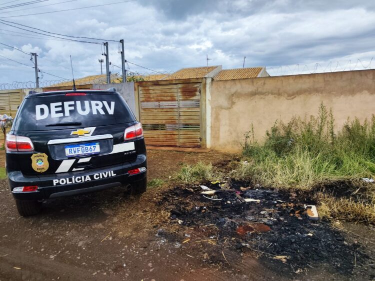 Ao procurarem motos furtadas, policiais flagram autor de furtos de casas no Caiobá